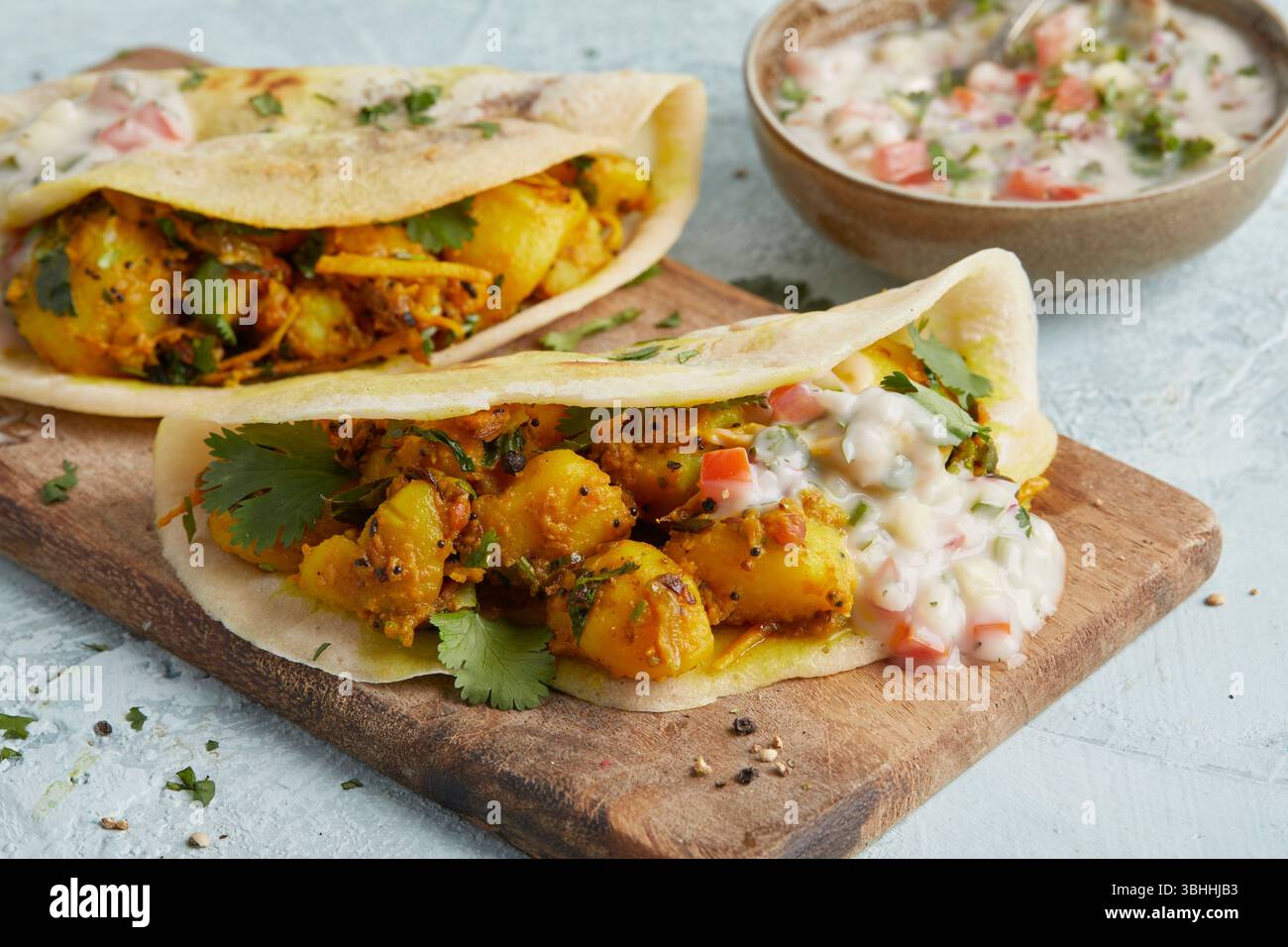 Pancake osa con ripieno di patate su tavola di legno, un piatto classico dell'India meridionale, perfetto per il brunch. Foto Stock