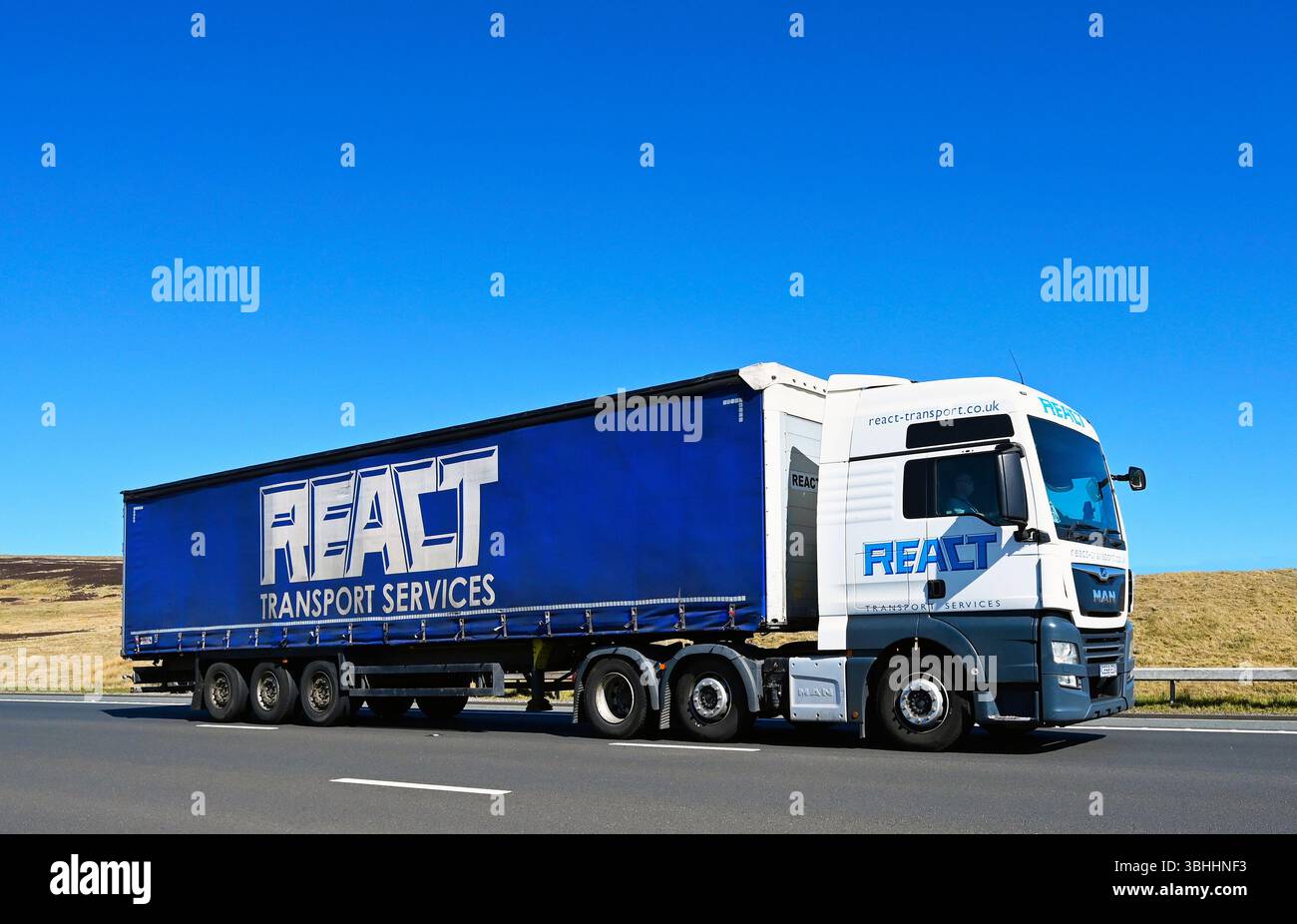 React Transport Services Limited HGV, che viaggia a velocità sostenuta sulla M6 Motorway Southbound Carriway, Shap, Cumbria, Inghilterra, Regno Unito, Europa. Foto Stock