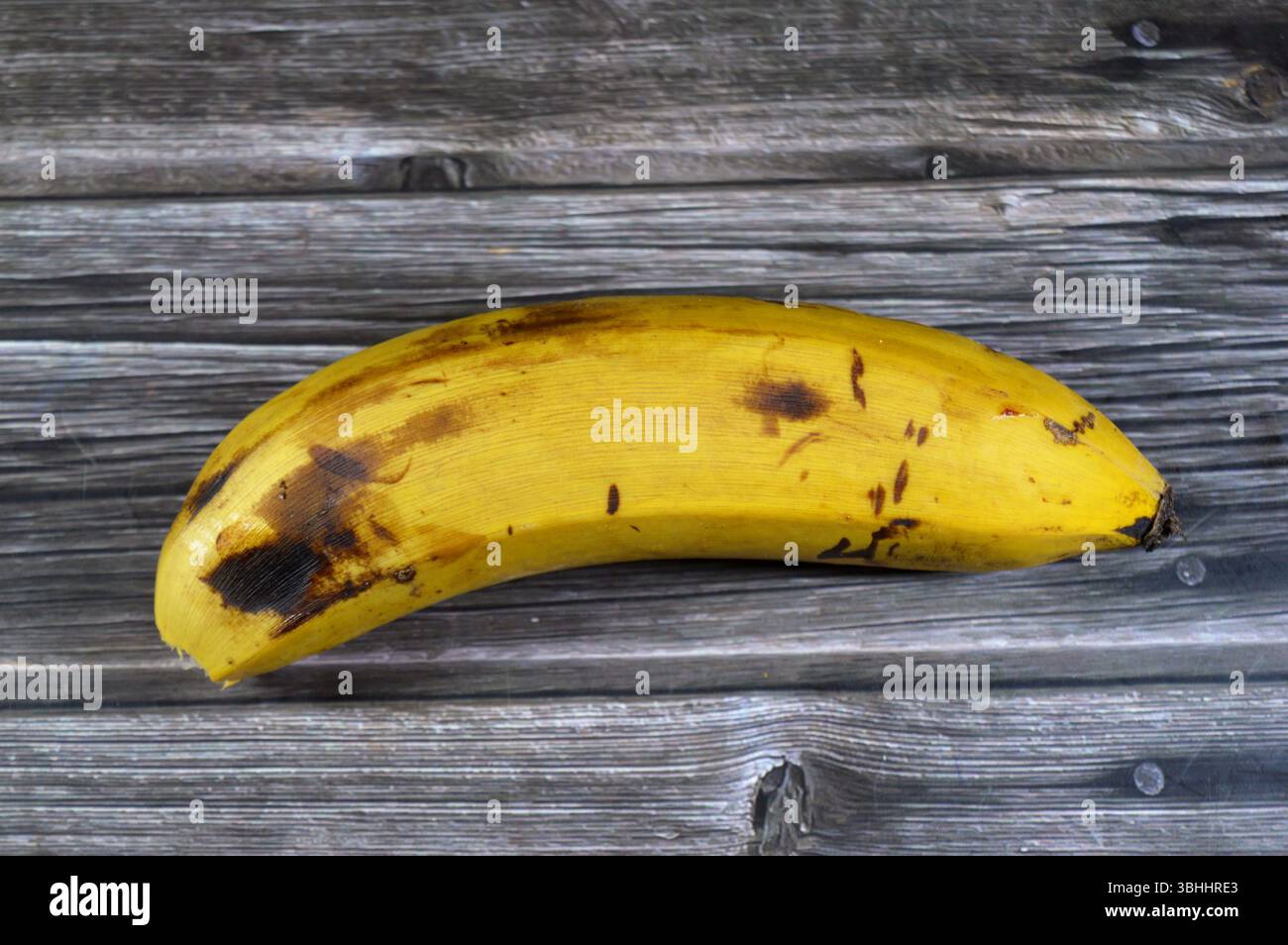 Frutti di banana, allungati, commestibili botanicamente una bacca, prodotta da diversi tipi di grandi piante erbacee a fiore del genere Musa, il larg Foto Stock