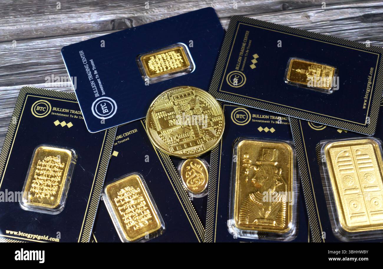 Cairo, Egitto, 2 giugno 2025: Bitcoin moneta d'oro fisica, BTC la prima criptovaluta decentralizzata e 24K carati BTC Bullion Trading Center giallo puro Foto Stock