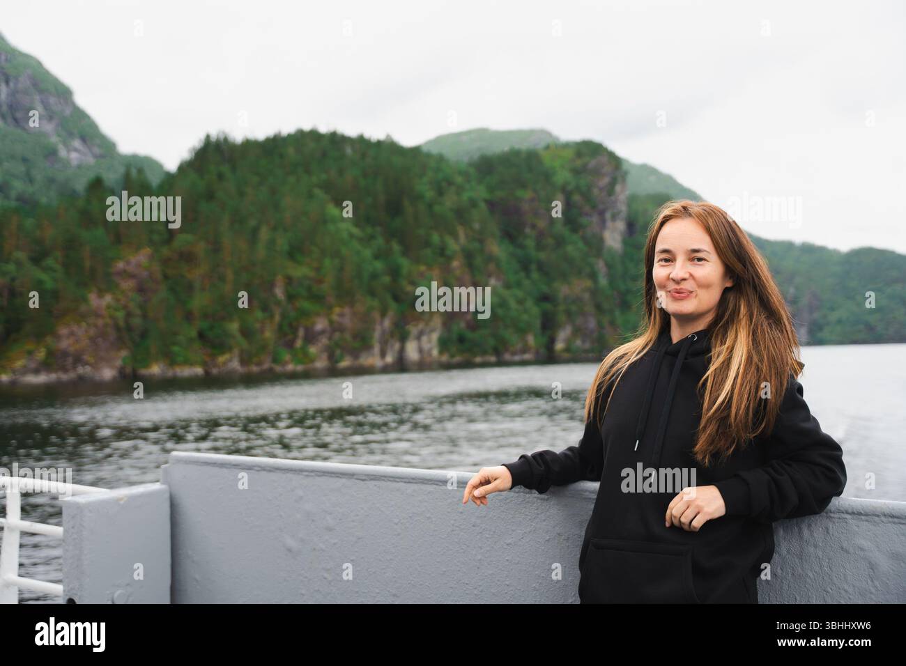 Donna con capelli Air touch sul traghetto nel fiordo norvegese vicino a Bergen. Foto Stock
