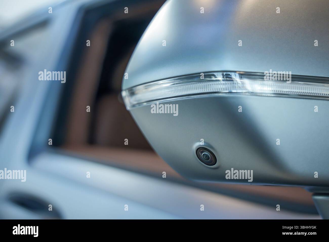 Telecamera sullo specchietto laterale dell'auto. Sistema di assistenza alla guida intelligente Foto Stock