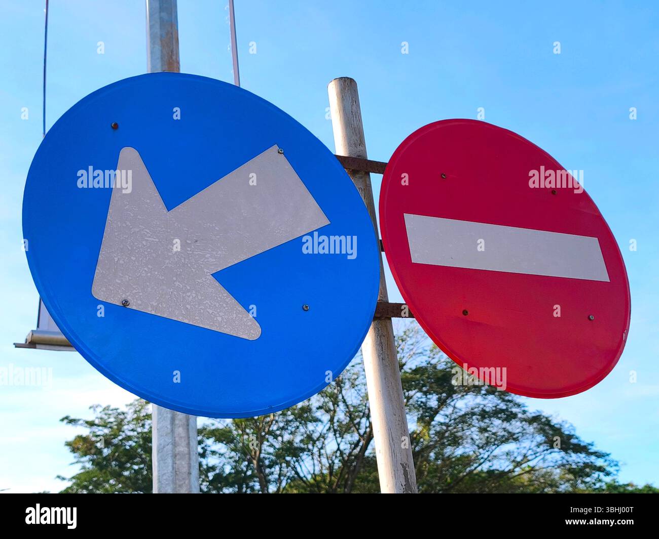Cartello direzionale fianco a fianco con il cartello di divieto di ingresso Foto Stock
