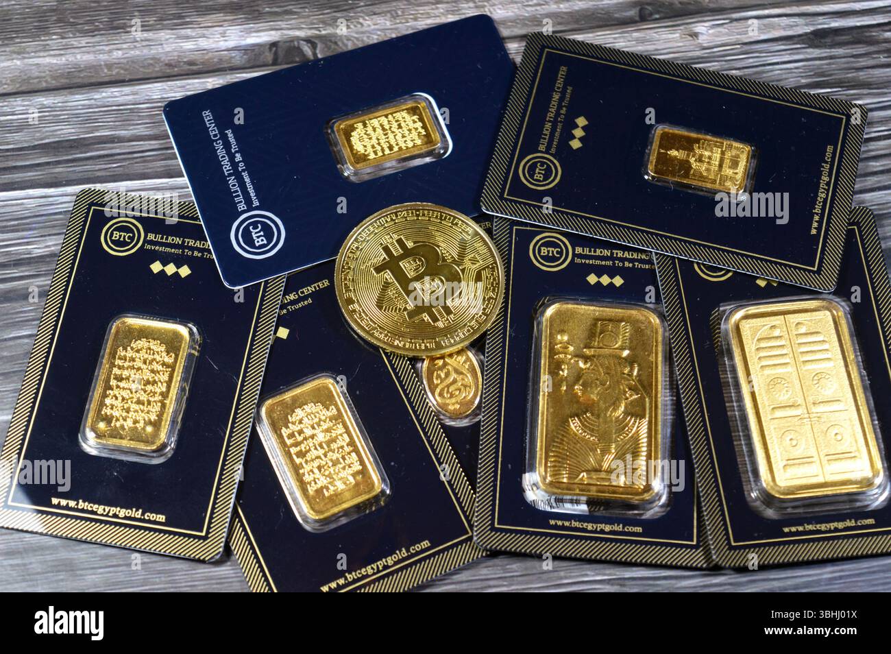 Cairo, Egitto, 2 giugno 2025: Bitcoin moneta d'oro fisica, BTC la prima criptovaluta decentralizzata e 24K carati BTC Bullion Trading Center giallo puro Foto Stock