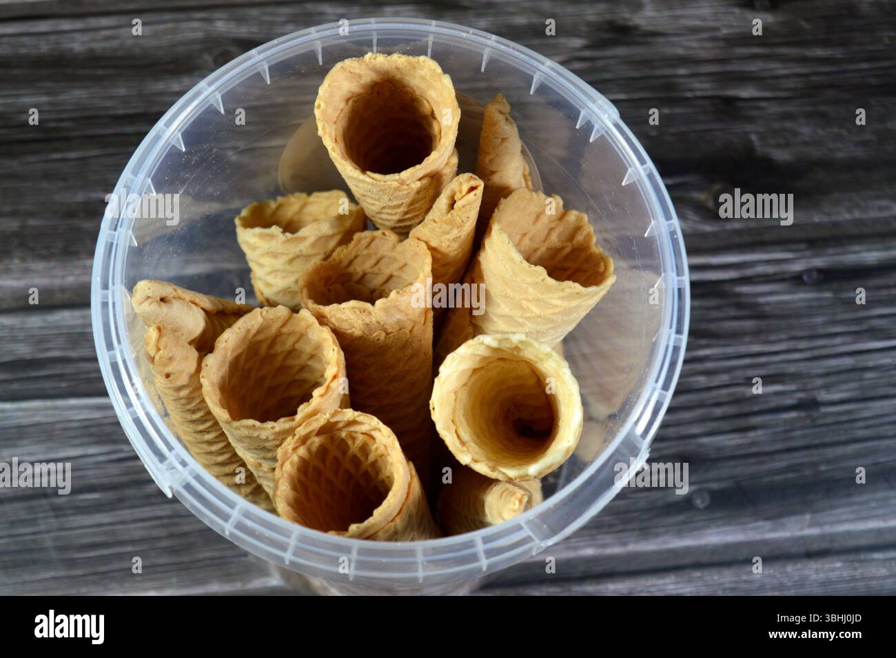 Biscotti per gelato, biscotti per cialde utilizzati per il gelato, concetto estivo, croccante biscotto da rifornire con vari gelati durante le vacanze Foto Stock