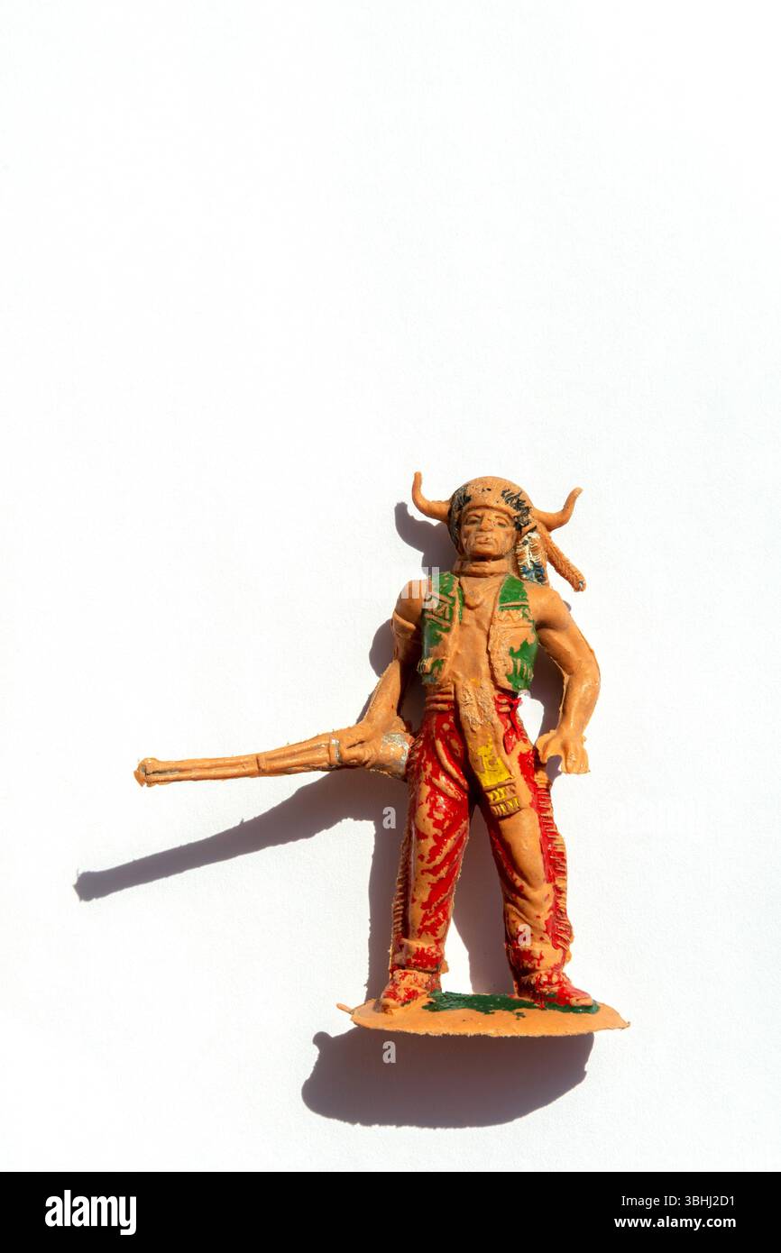 Rappresentazione dettagliata di una figura indiana dei nativi americani su sfondo bianco Foto Stock