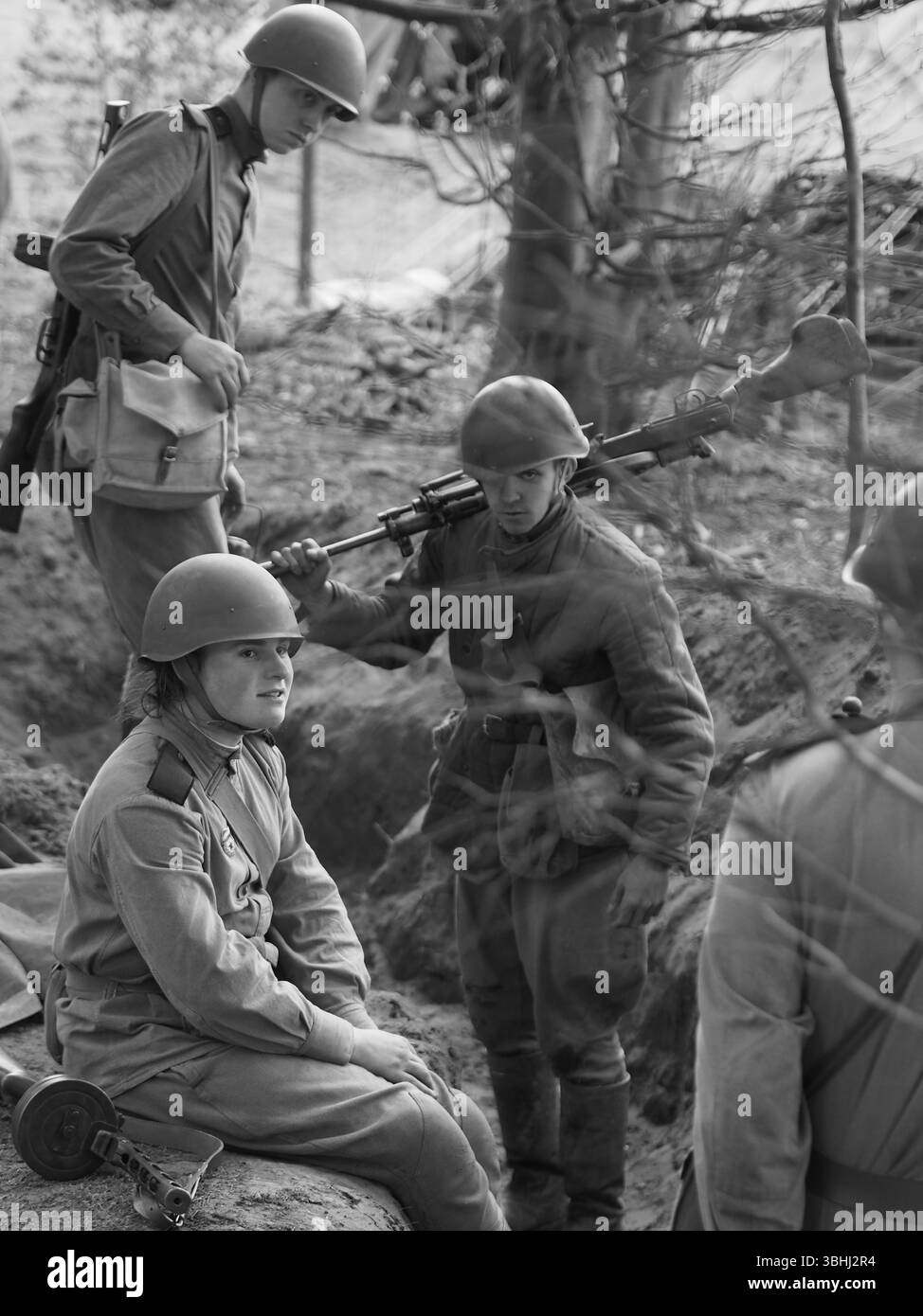 Seconda Guerra Mondiale i riproduttori dell'Armata Rossa si rilassano in una trincea in un bosco al No Mans Land 2024 a Bodrhyddan Hall Foto Stock