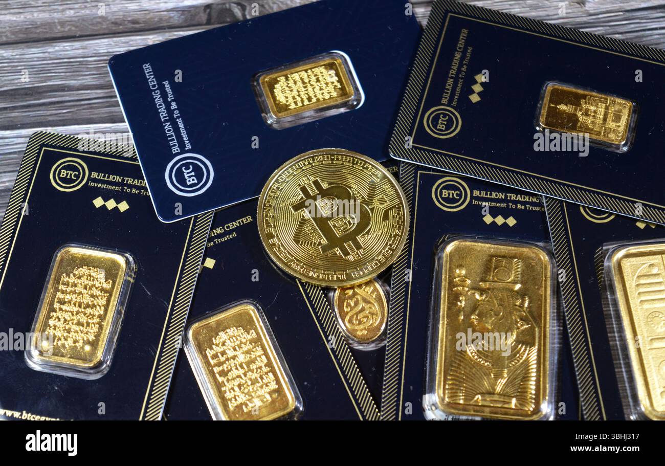 Cairo, Egitto, 2 giugno 2025: Bitcoin moneta d'oro fisica, BTC la prima criptovaluta decentralizzata e 24K carati BTC Bullion Trading Center giallo puro Foto Stock