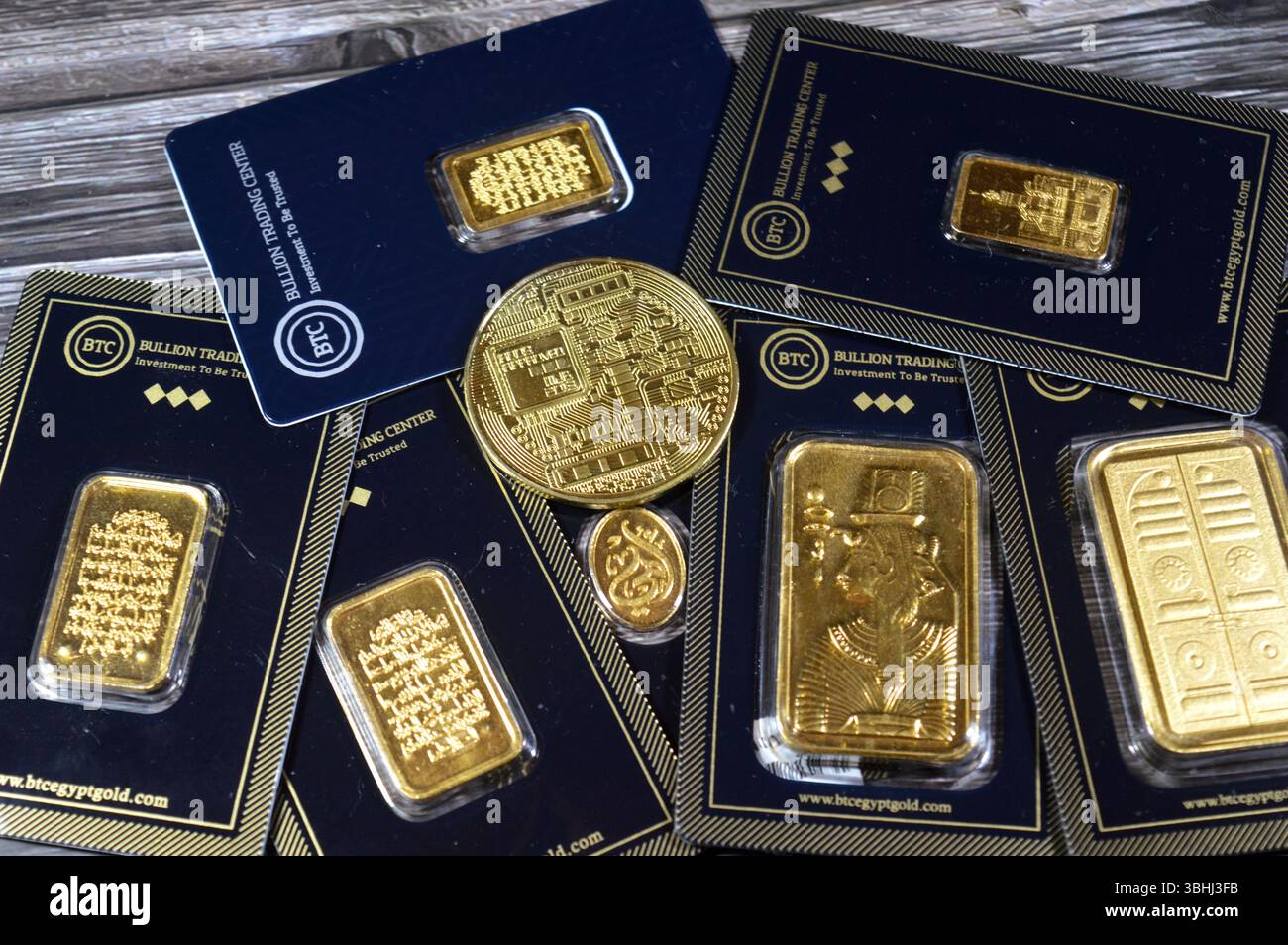 Cairo, Egitto, 2 giugno 2025: Bitcoin moneta d'oro fisica, BTC la prima criptovaluta decentralizzata e 24K carati BTC Bullion Trading Center giallo puro Foto Stock