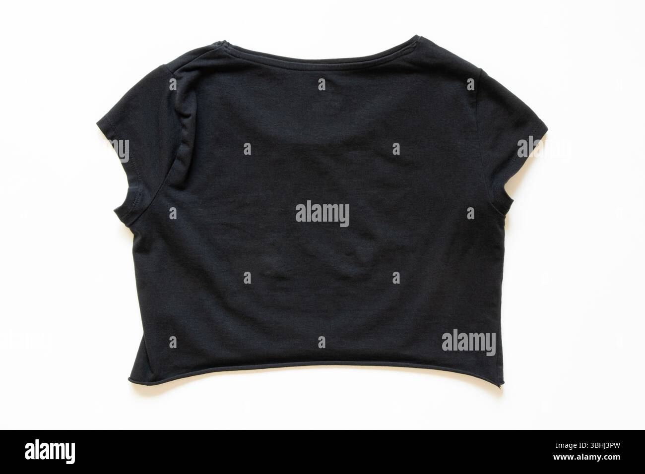 Classica t-shirt a manica corta nera da donna, vista dall'alto su sfondo bianco, t-shirt corta Foto Stock