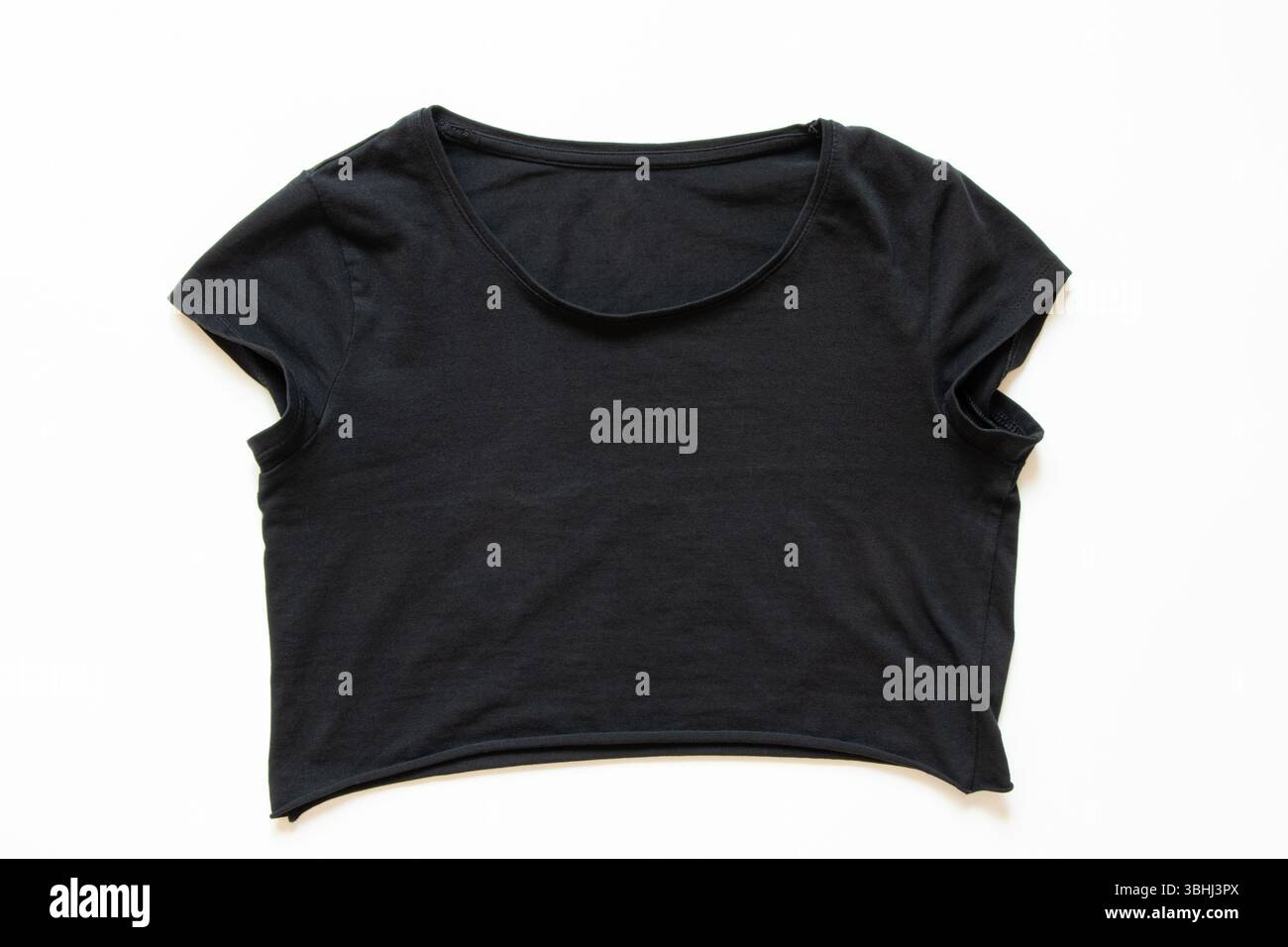 Classica t-shirt a manica corta nera da donna, vista dall'alto su sfondo bianco, t-shirt corta Foto Stock