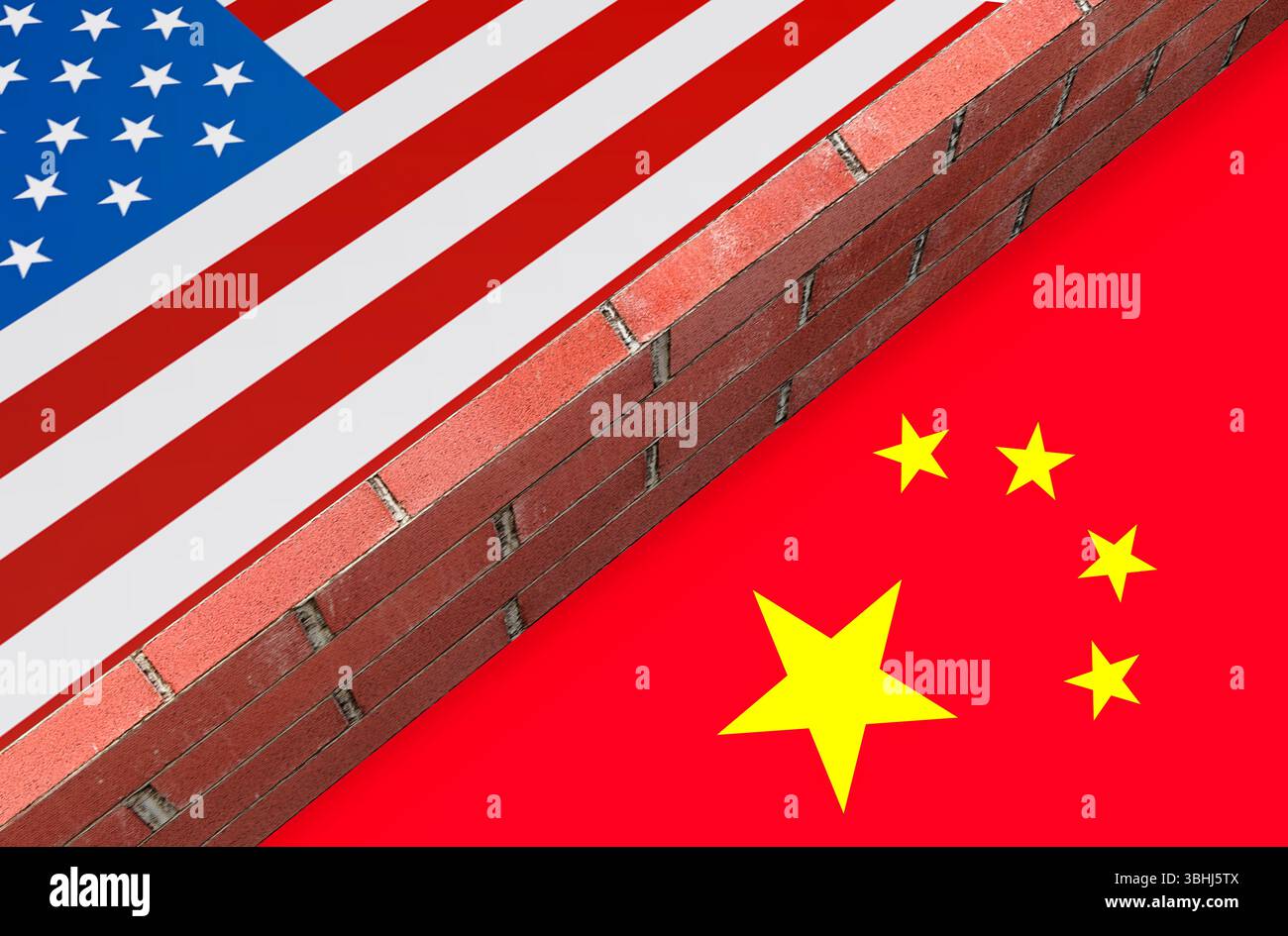 Muro di mattoni che divide le bandiere degli Stati Uniti d'America e della Repubblica Popolare Cinese, rappresentando le relazioni tese, le guerre commerciali e i conflitti diplomatici tra le due superpotenze Foto Stock
