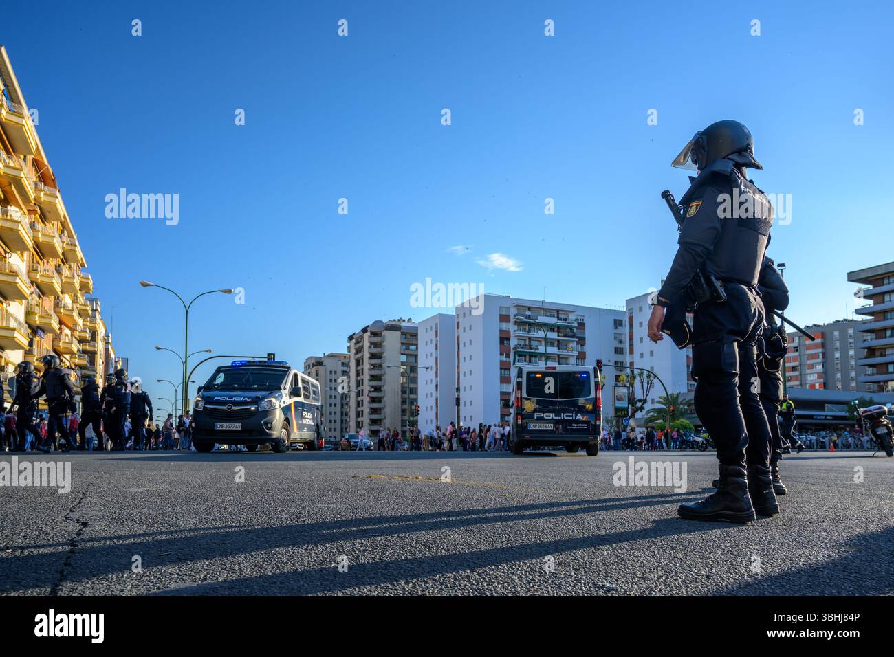 La polizia antisommossa fa la guardia vicino allo stadio Sánchez-Pizjuán di Siviglia durante i preparativi per una partita di calcio ad alto rischio, garantendo la sicurezza. Foto Stock