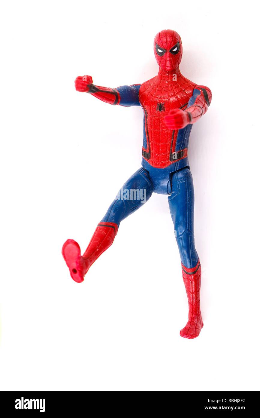 Action figure in plastica di un supereroe spiderman in costume rosso e blu in posa dinamica su sfondo bianco, raffigurante un popolare eroe dei fumetti Foto Stock