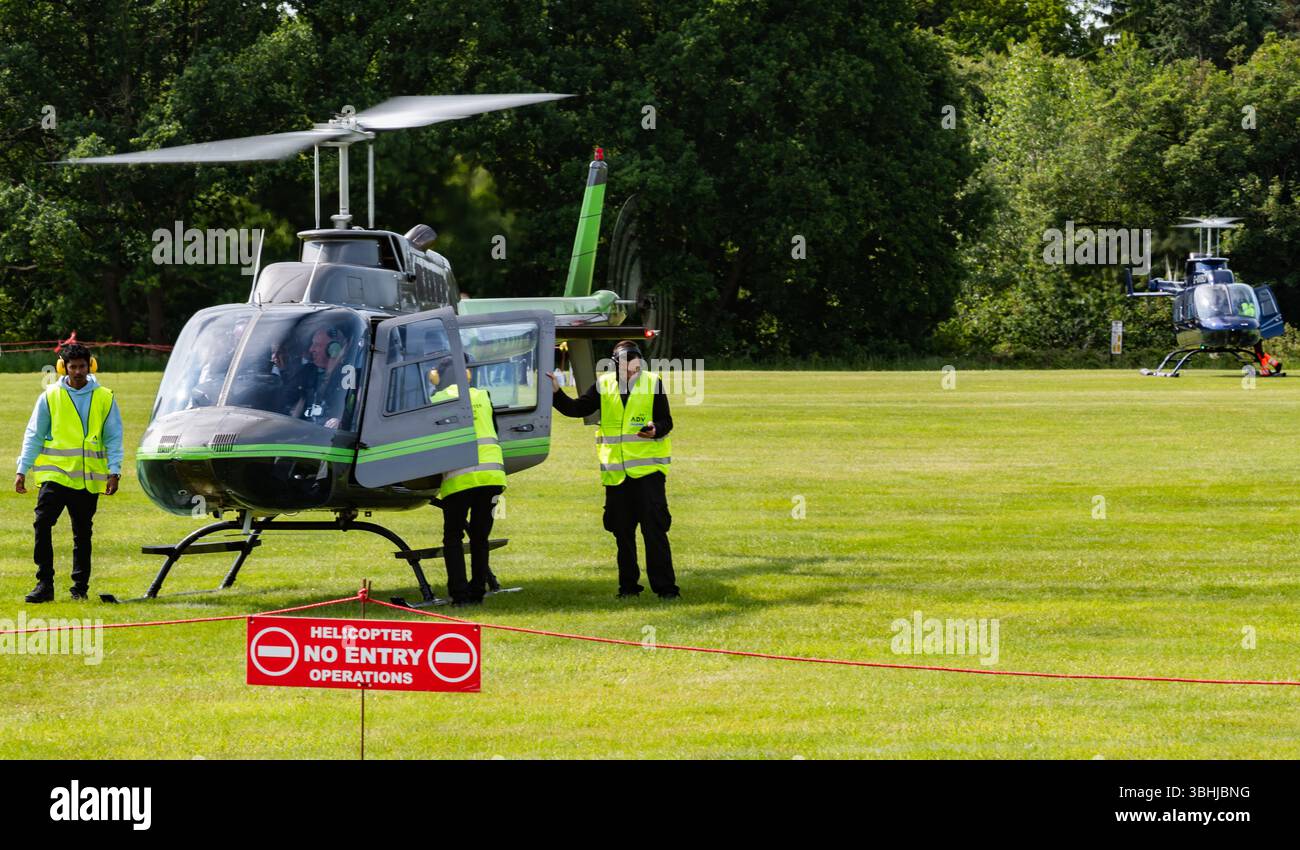 Gli elicotteri che portano i clienti paganti attendono il loro turno per volare al RAF Cosford Airshow del 2025. Credit JTW Aviation Images / Alamy. Foto Stock