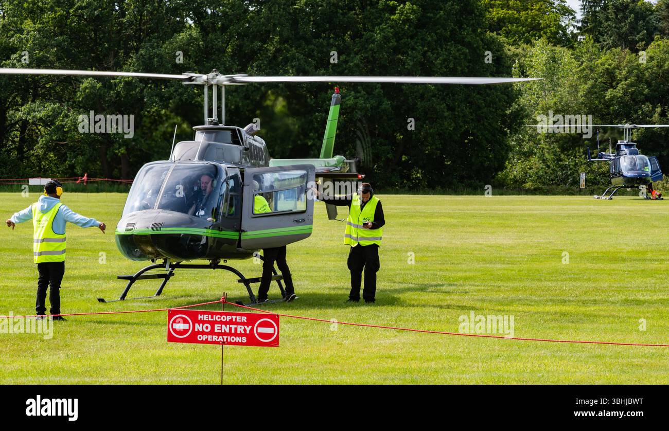 Gli elicotteri che portano i clienti paganti attendono il loro turno per volare al RAF Cosford Airshow del 2025. Credit JTW Aviation Images / Alamy. Foto Stock