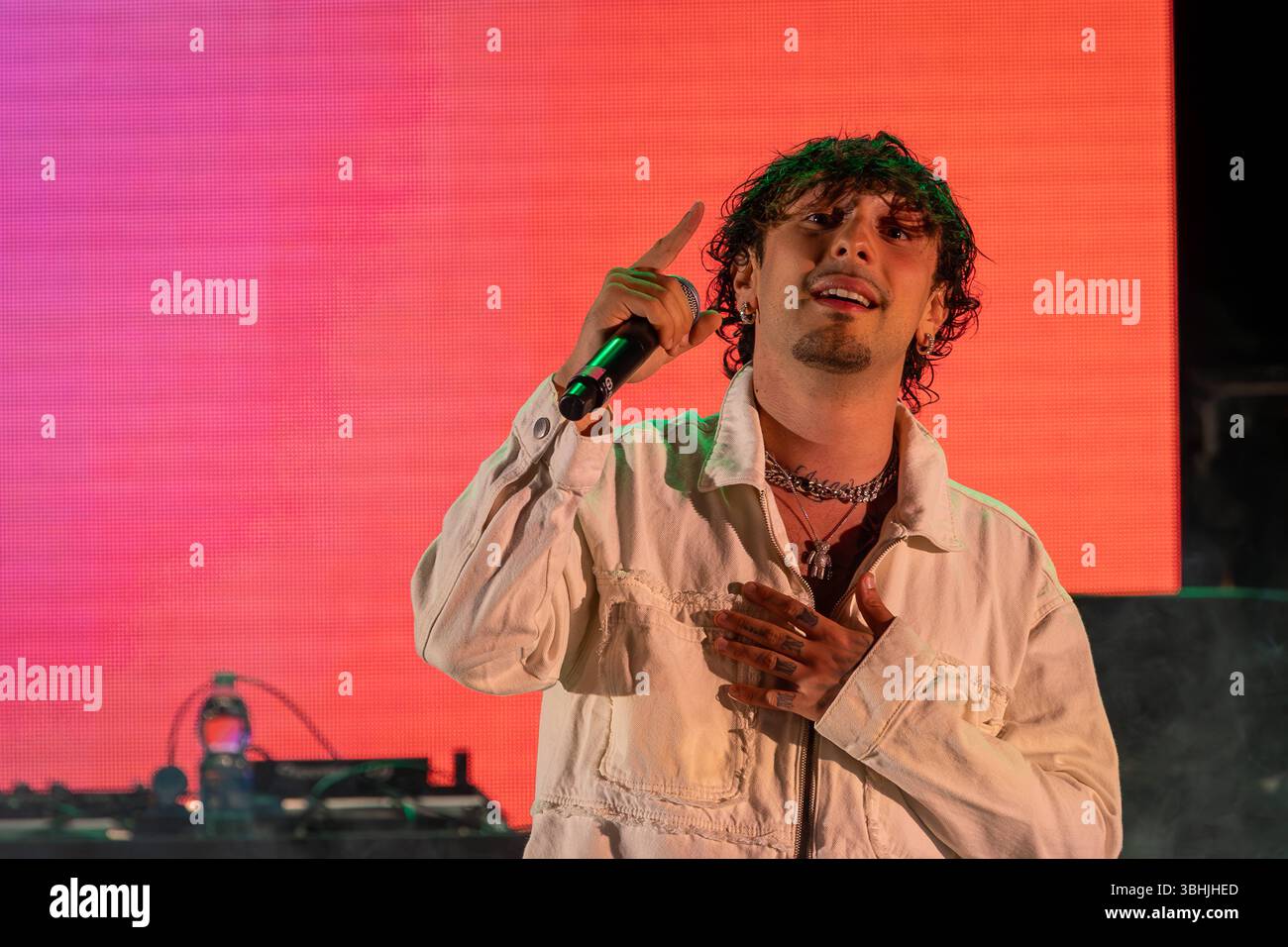 Random - Emanuele caso, rapper italiano Roma, Italia - 31 maggio 2025: Rapper italiano Random, pseudonimo di Emanuele caso, si esibisce sul palco durante un evento gratuito organizzato al Parco degli Acquedotti. Roma RM Italia Copyright: XGennaroxLeonardix Foto Stock