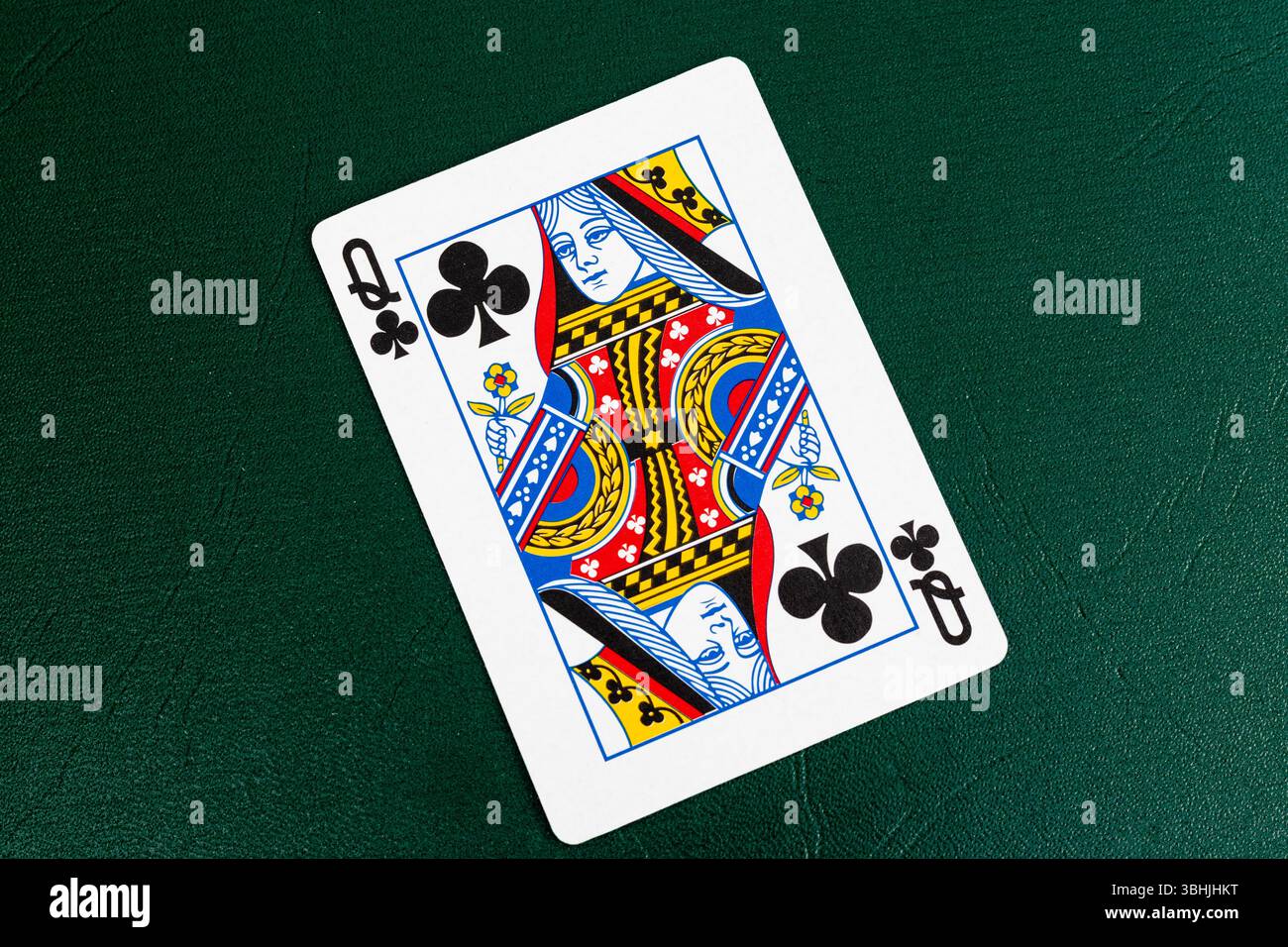 Carta da gioco della Regina dei Club sul Green Table Foto Stock
