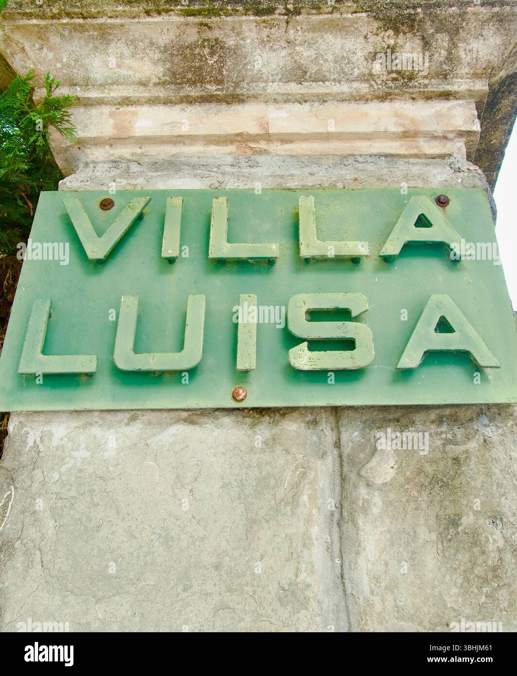 Cartello per Villa Luisa su una colonna di pietra in una villa abbandonata in attesa di essere restaurata nel suo ex stato Reina Victoria Santander Cantabria Spagna Europa Foto Stock