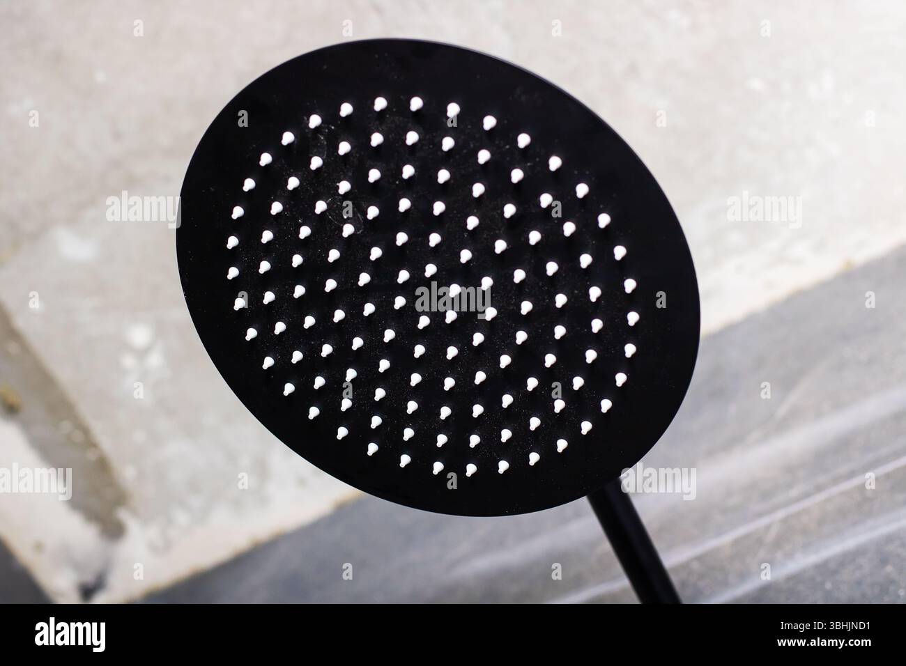 C'è un oggetto nero che presenta un motivo di punti bianchi su tutta la sua superficie, rendendolo piuttosto distintivo e accattivante Foto Stock