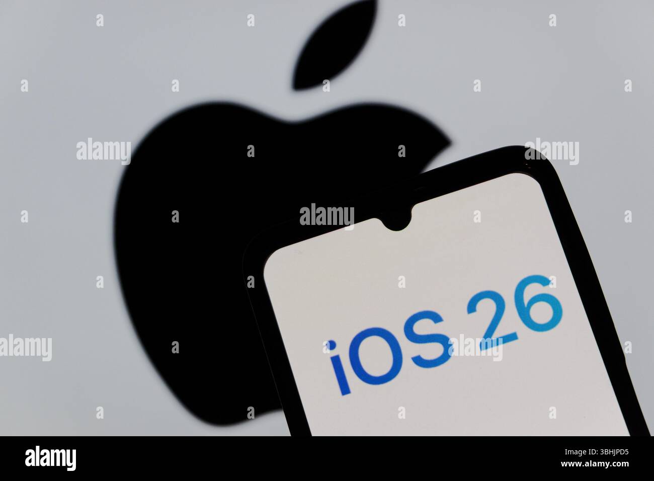 10 giugno 2025, Bandung, Giava Occidentale, Indonesia: In questa immagine, il logo Apple iOS 26 viene visualizzato sullo schermo di uno smartphone. (Credit Image: © Algi February Sugita/ZUMA Press Wire) SOLO PER USO EDITORIALE! Non per USO commerciale! Foto Stock