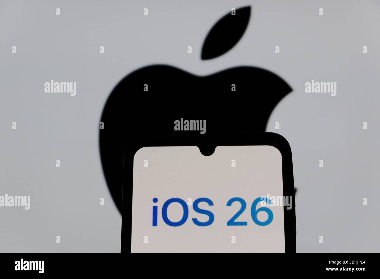 10 giugno 2025, Bandung, Giava Occidentale, Indonesia: In questa immagine, il logo Apple iOS 26 viene visualizzato sullo schermo di uno smartphone. (Credit Image: © Algi February Sugita/ZUMA Press Wire) SOLO PER USO EDITORIALE! Non per USO commerciale! Foto Stock