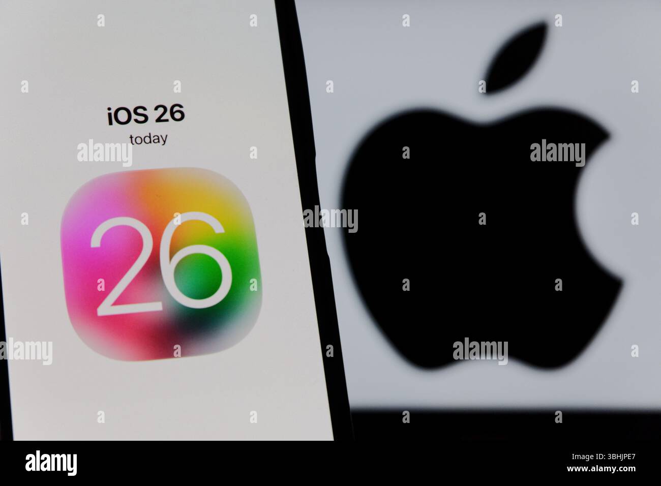 10 giugno 2025, Bandung, Giava Occidentale, Indonesia: In questa immagine, il logo Apple iOS 26 viene visualizzato sullo schermo di uno smartphone. (Credit Image: © Algi February Sugita/ZUMA Press Wire) SOLO PER USO EDITORIALE! Non per USO commerciale! Foto Stock