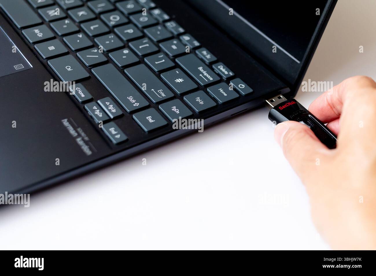 Un'unità flash Sandisk inserita in una porta USB di un computer laptop Foto Stock