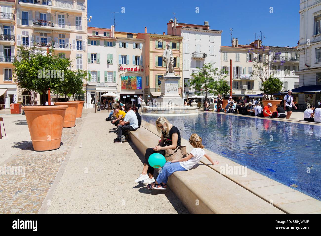 Cannes, Francia. 22 maggio 2025. Bacino in Piazza General de Gaulle il 22 maggio 2025 a Cannes, Francia. Credito: Gerard Crossay/Alamy Stock Photo Foto Stock