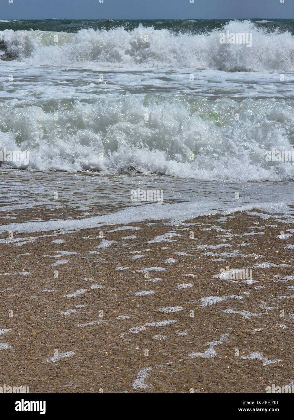 Bella costa marina. onde con schiuma bianca. grandi onde. onde sulla spiaggia - Immagine stock catturata con smartphone