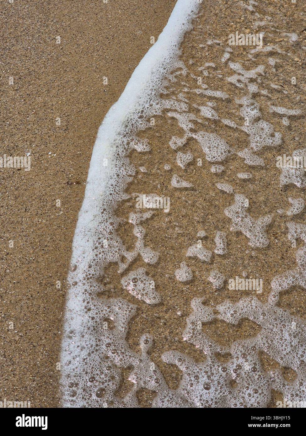 Mare. agitare con la schiuma bianca. spiaggia sabbiosa. estate. giornata di sole - Immagine stock catturata con smartphone