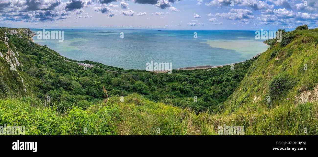 Vista panoramica di East Wear Bay e Folkestone Warren, sotto Capel-le-Ferne, Kent - Immagine stock catturata con smartphone