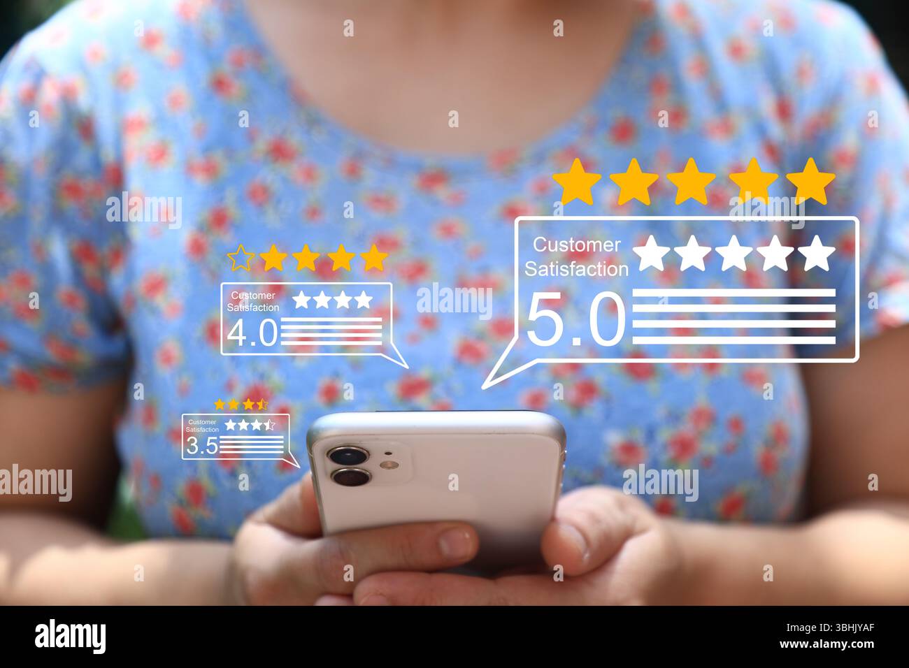 Una persona che possiede uno smartphone con icone fluttuanti di valutazioni a cinque stelle e recensioni dei clienti, che simboleggiano feedback positivo, soddisfazione degli utenti e scavo Foto Stock