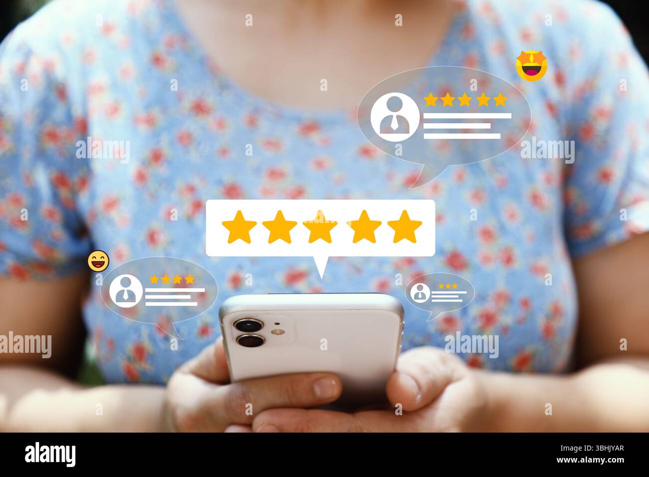 Una persona che possiede uno smartphone con icone fluttuanti di valutazioni a cinque stelle e recensioni dei clienti, che simboleggiano feedback positivo, soddisfazione degli utenti e scavo Foto Stock