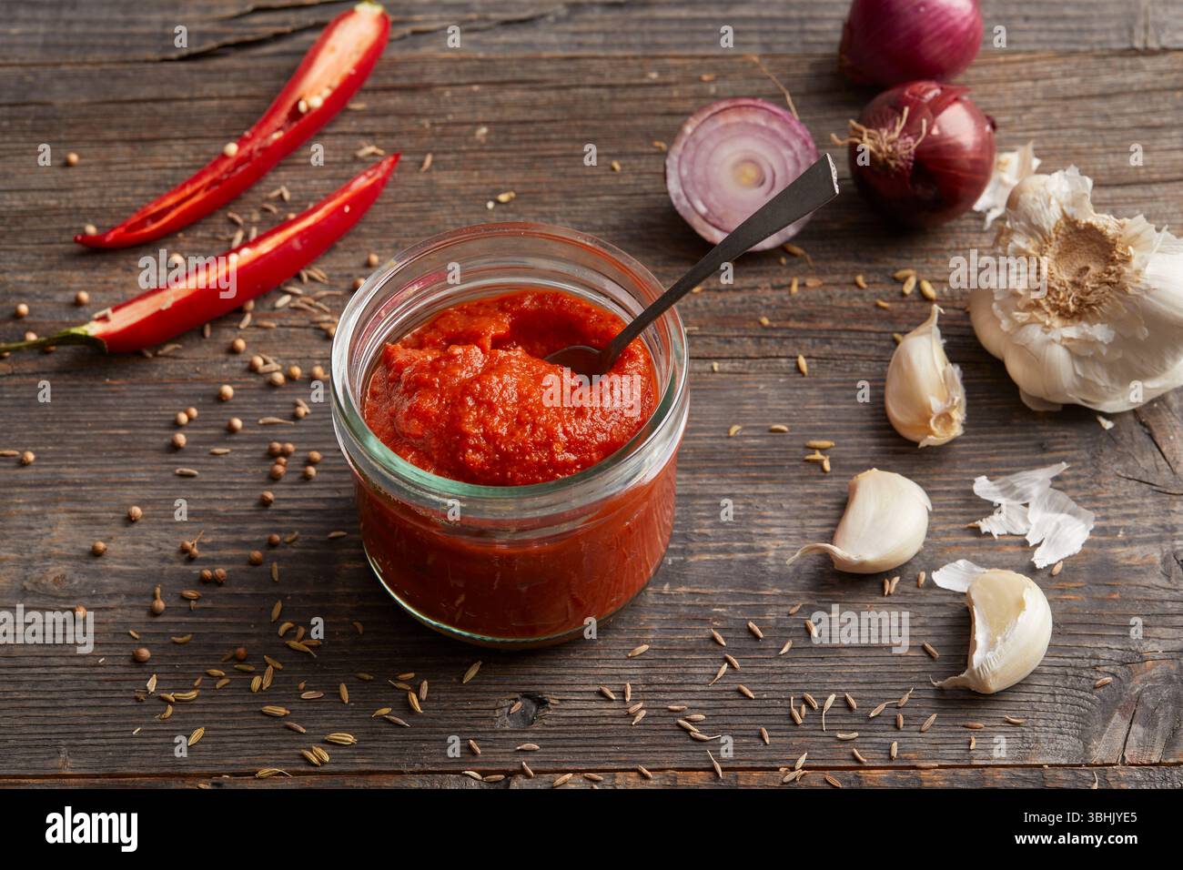 Pasta di Harissa, una pasta piccante di peperoncino nordafricano fatta con peperoni rossi, aglio e spezie Foto Stock