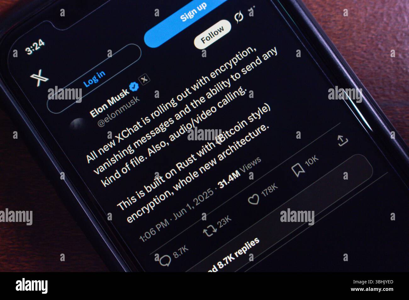 Schermo dello smartphone che visualizza il tweet di Elon Musk sulle nuove funzioni di XChat, tra cui crittografia, eliminazione dei messaggi e chiamate audio e video. Foto Stock