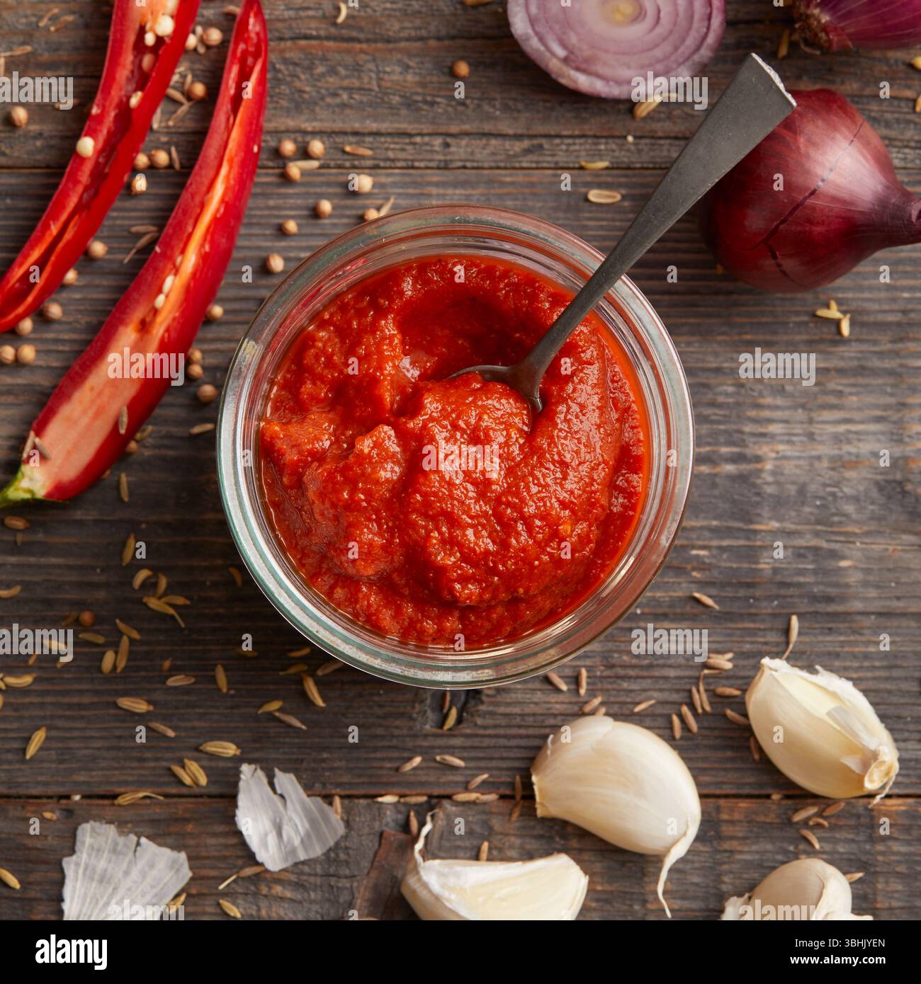 Pasta di Harissa, una pasta piccante di peperoncino nordafricano fatta con peperoni rossi, aglio e spezie Foto Stock