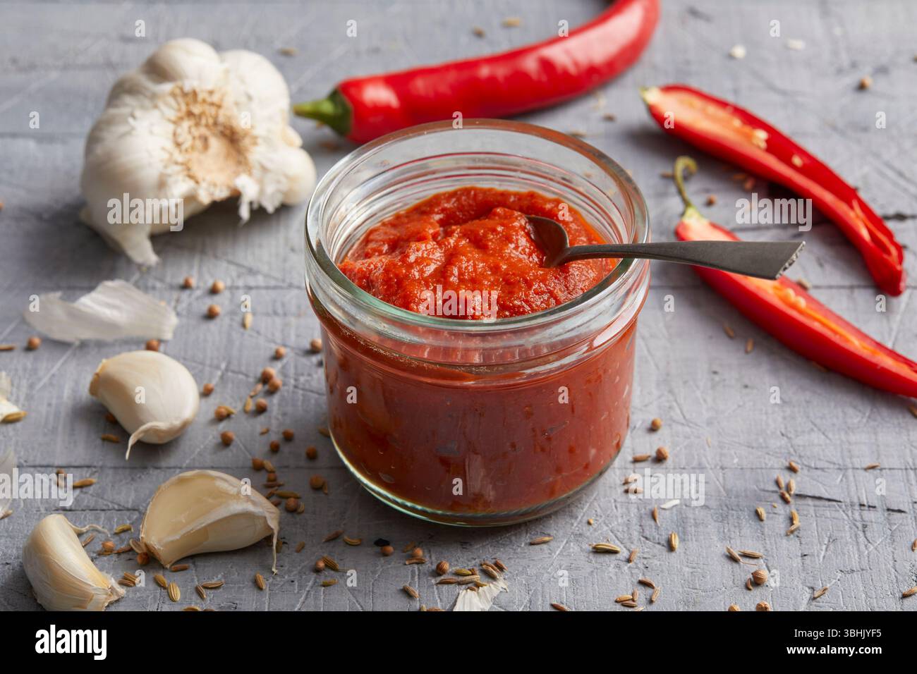Pasta di Harissa, una pasta piccante di peperoncino nordafricano fatta con peperoni rossi, aglio e spezie Foto Stock