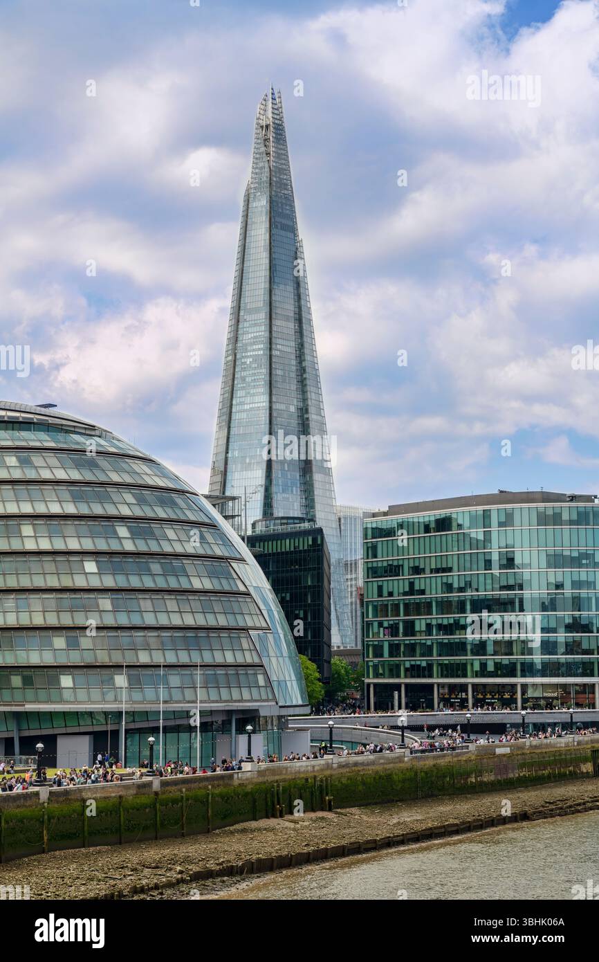 Londra, Inghilterra, Regno Unito - 3 maggio 2025: The Shard, un grattacielo a forma di piramide di 72 piani, progettato dall'architetto italiano Renzo piano. Foto Stock