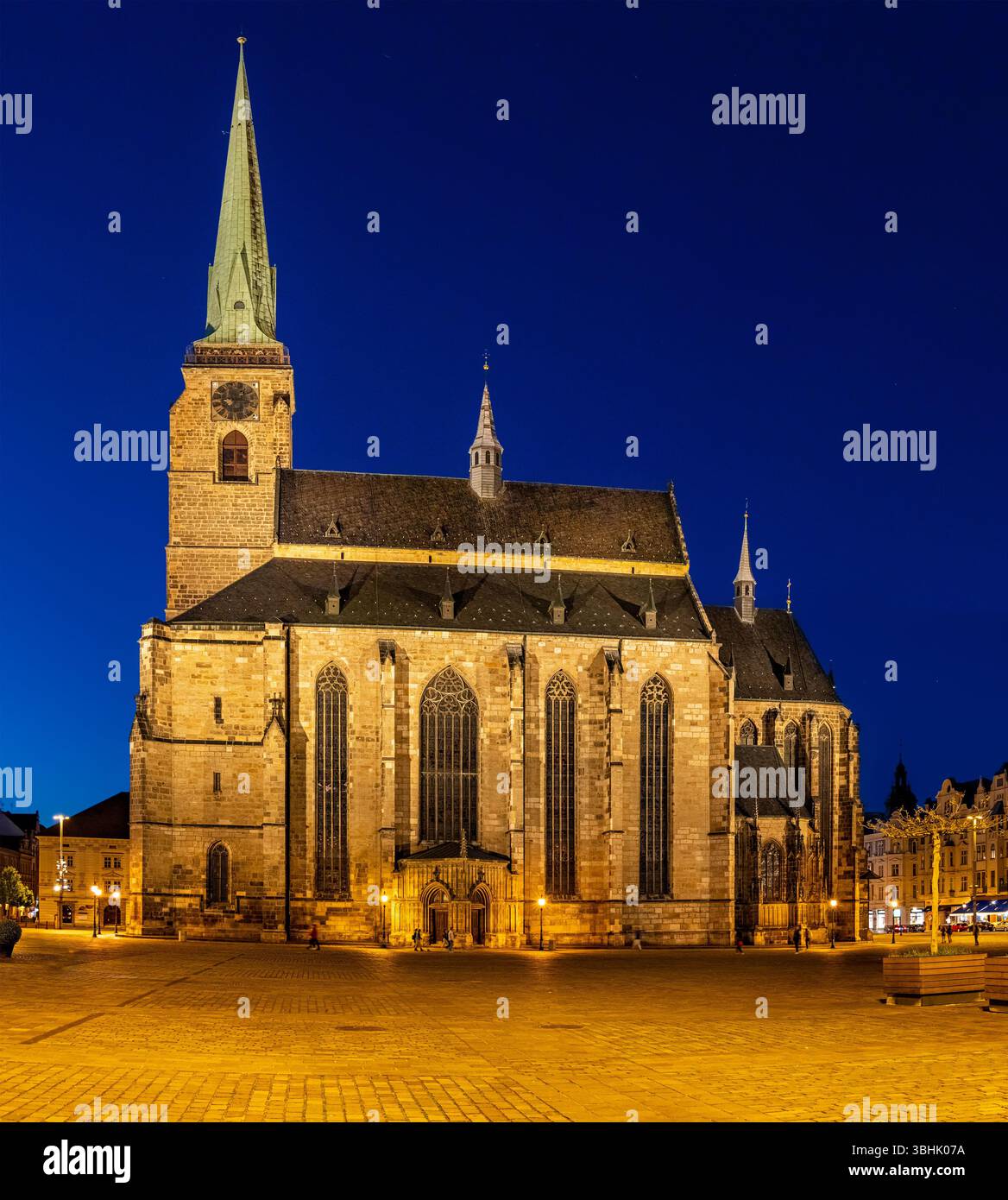 Vista panoramica della cattedrale di San Bartolomeo a Plzen (Repubblica Ceca) di notte Foto Stock