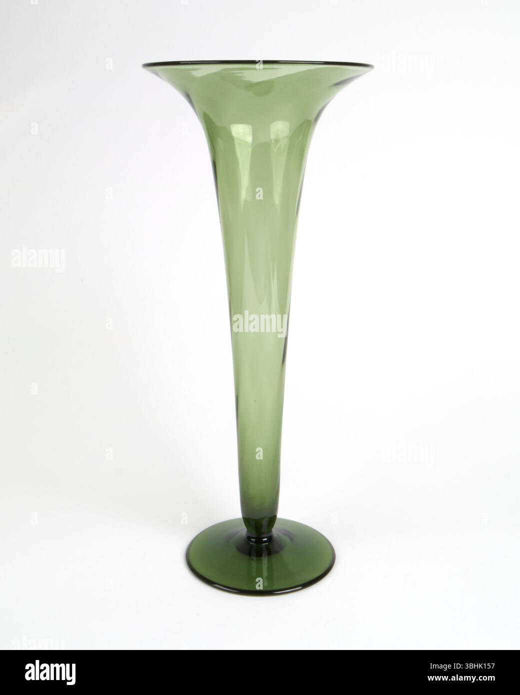 Alto ed elegante vaso di vetro verde Art Nouveau degli anni '1900 con forma a tromba. Foto Stock