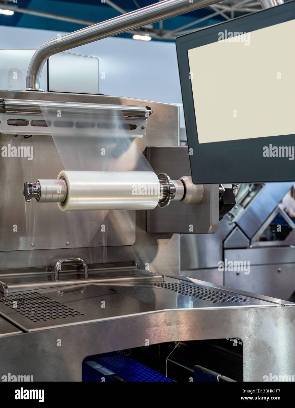 Macchina automatica per l'imballaggio degli alimenti con rotolo di pellicola di plastica Foto Stock