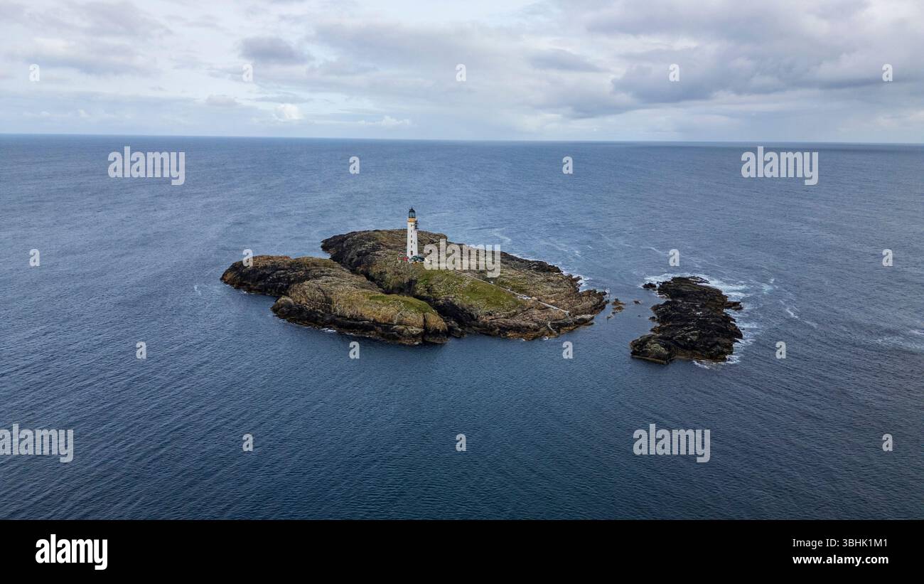 Vedute aeree delle remote isole Skerries al largo della costa orientale delle Shetland. Foto Stock