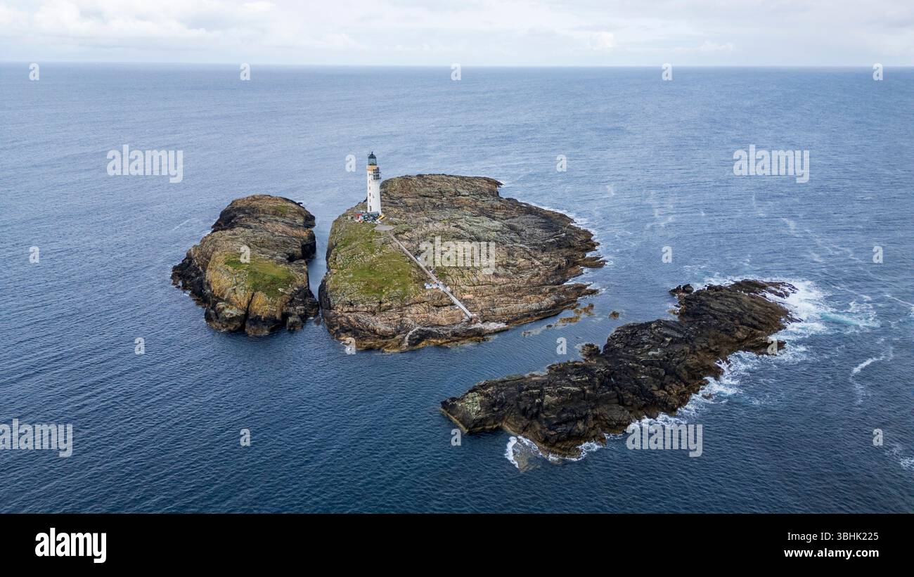 Vedute aeree delle remote isole Skerries al largo della costa orientale delle Shetland. Foto Stock