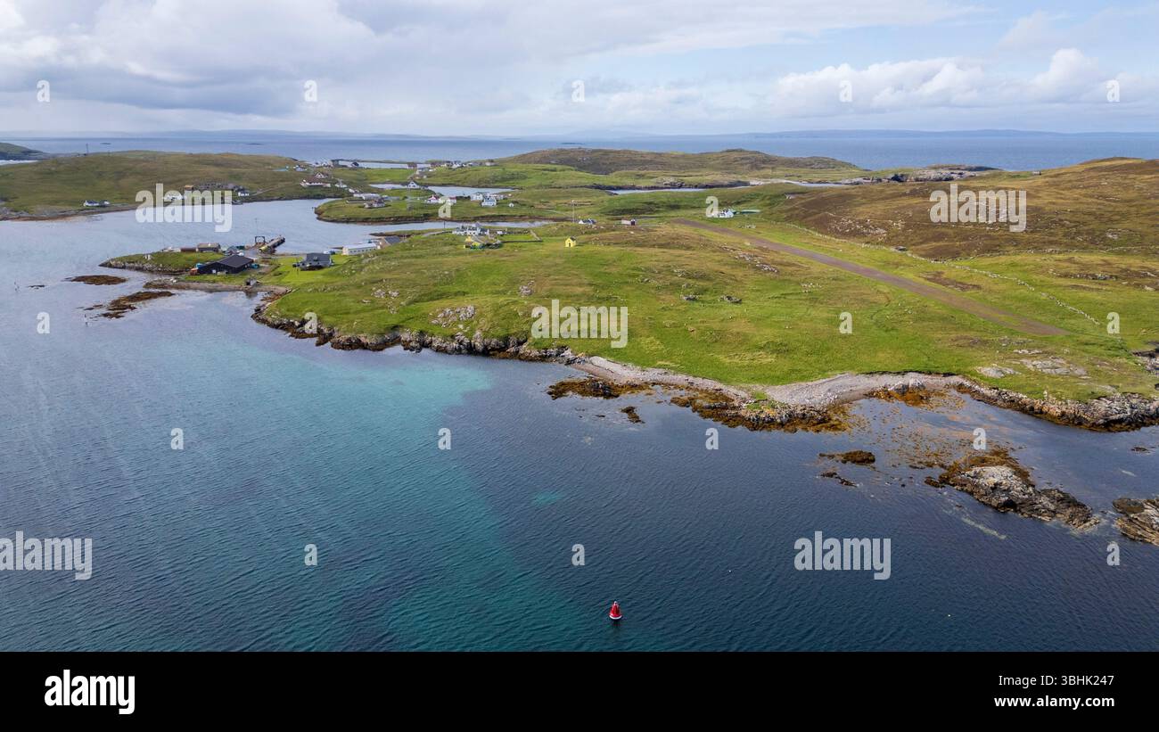 Vedute aeree delle remote isole Skerries al largo della costa orientale delle Shetland. Foto Stock