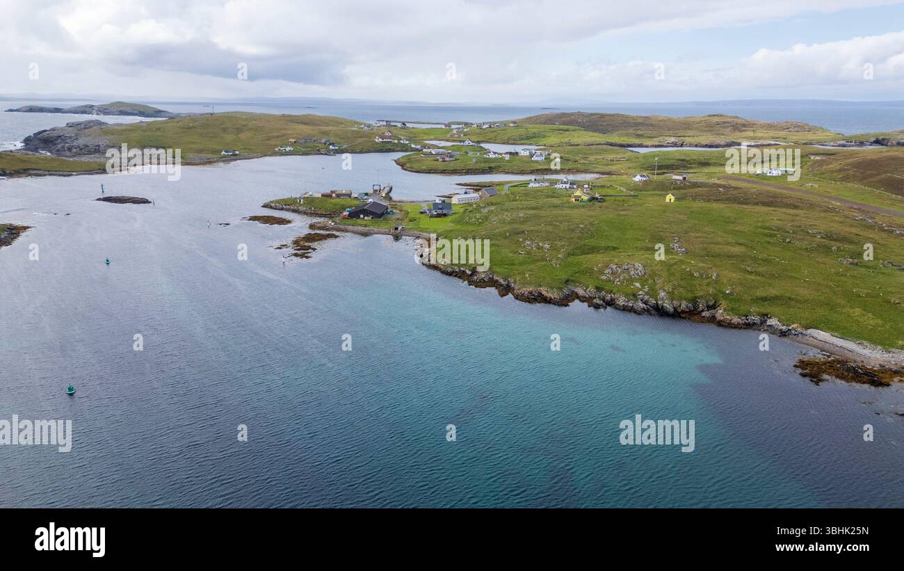 Vedute aeree delle remote isole Skerries al largo della costa orientale delle Shetland. Foto Stock