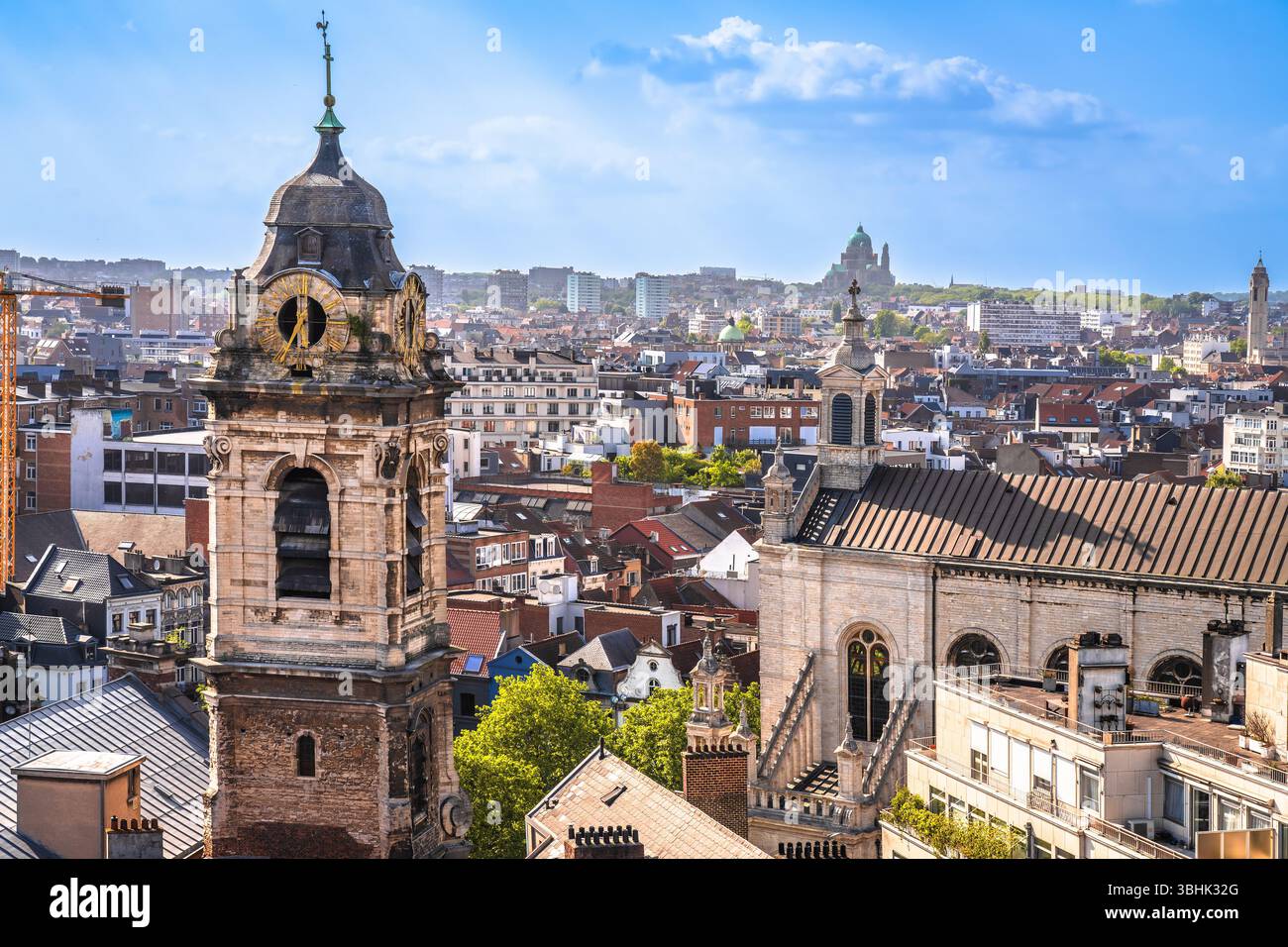 Vista sui tetti di Bruxelles e sulle torri della chiesa, capitale del Belgio Foto Stock