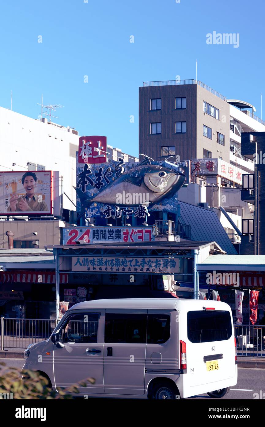 Una gigantesca scultura di tonno incorona un negozio di sushi aperto 24 ore su 24 nel mercato esterno di Tsukiji Foto Stock
