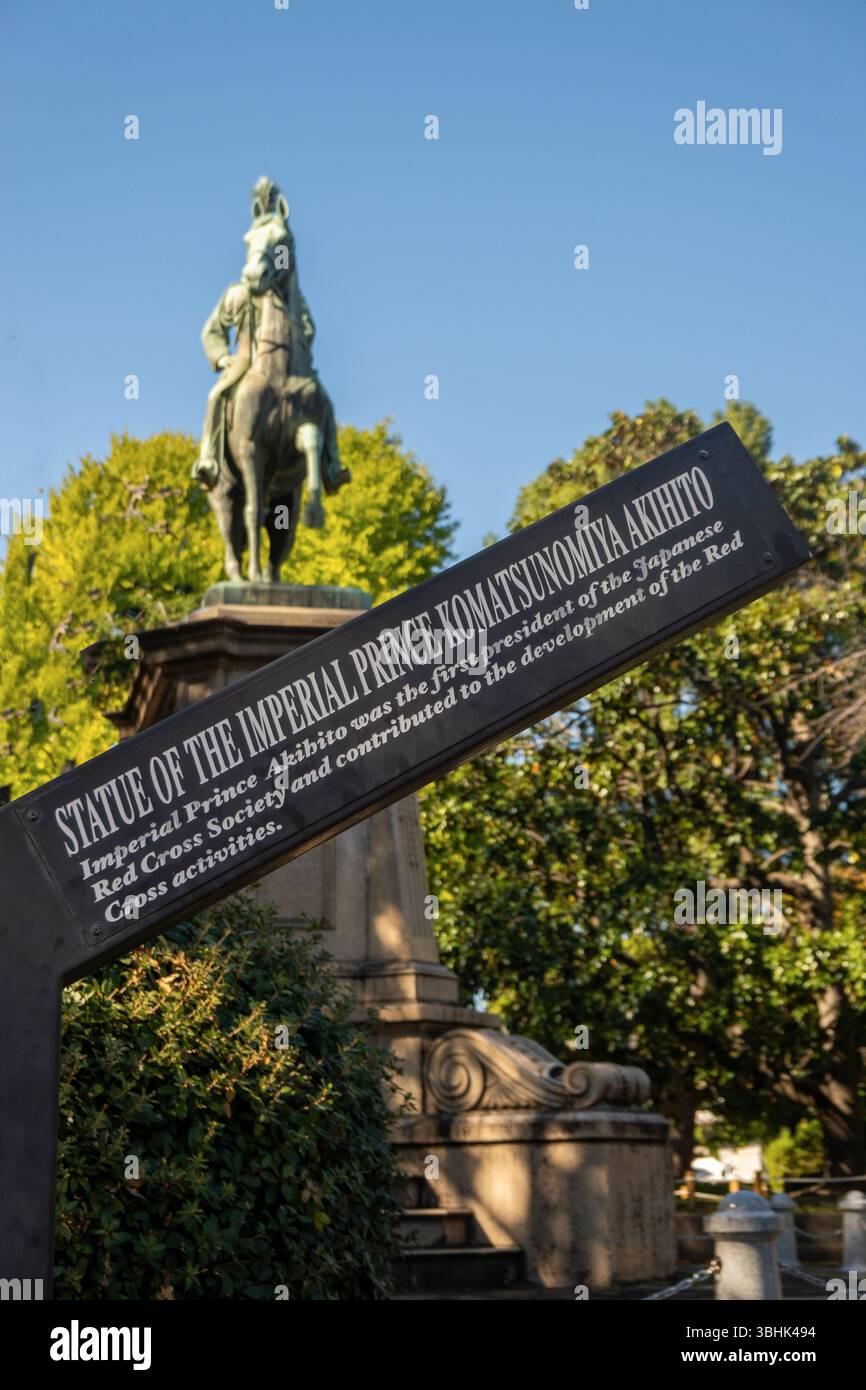 Statua del principe Komatsunomiya Akihito su un cavallo nel Parco Ueno a Tokyo in Giappone Foto Stock