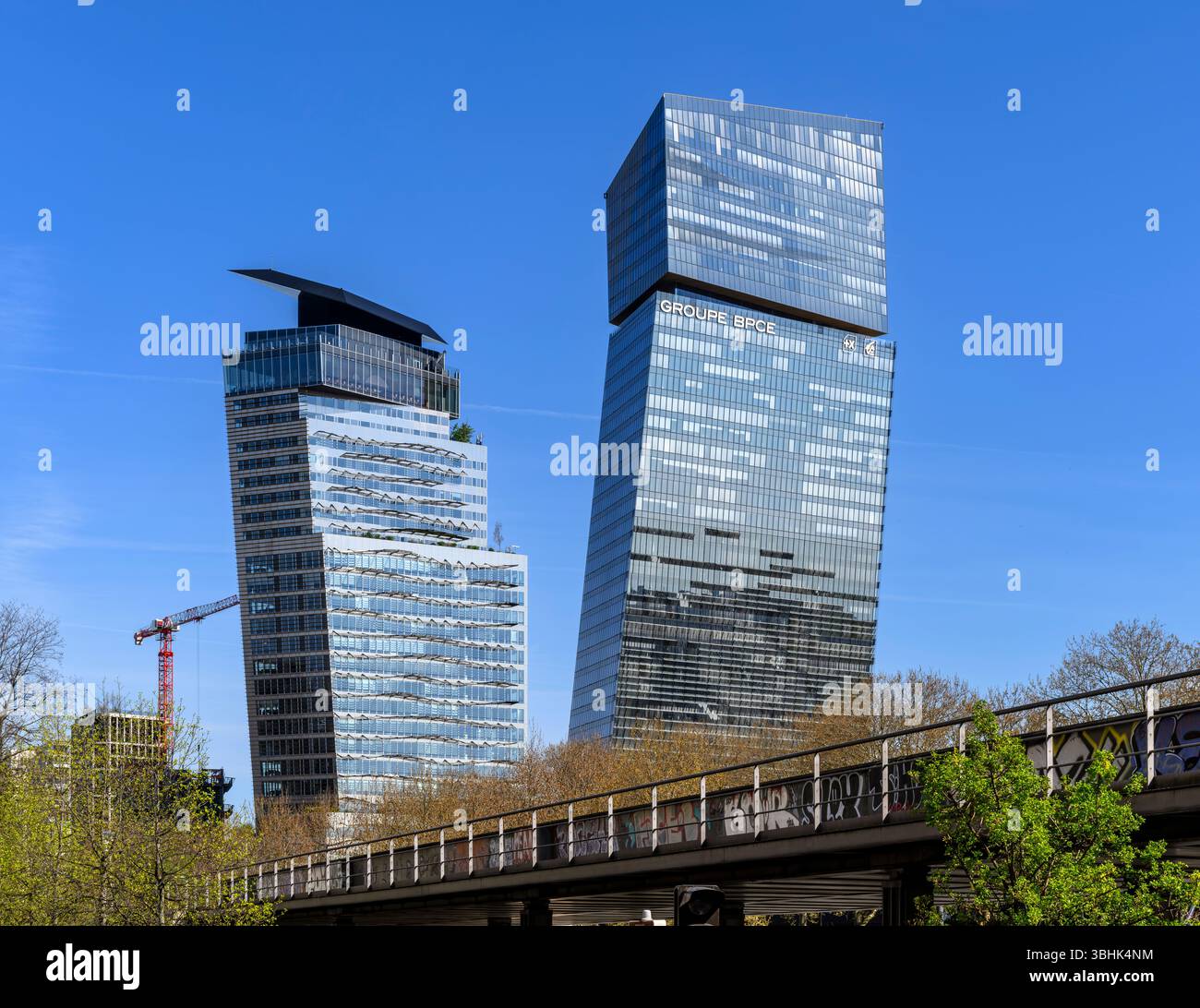 Tours Duo - un paio di raschietti pendenti verso l'esterno dell'architetto Jean Nouvel. Contiene uffici, negozi, ristorante e bar con terrazza panoramica. Foto Stock